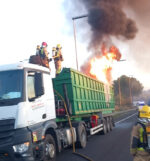 Veïns/Crema la càrrega de residus electrònics d’un camió a la B-30 i provoca una gran columna de fum