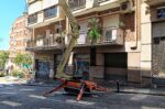 Queixes d’alguns vianants pel muntatge d’unes bastides a la plaça Font i que interrompen el pas per la vorera Queixes d’alguns vianants pel muntatge d’unes bastides a la plaça Font i que interrompen el pas per la vorera