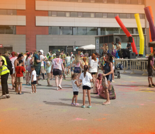 El parc del riu Ripoll s’omple de color amb una nova edició de la Festa Holi