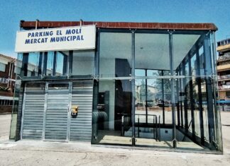 Un usuari amb cadira de rodes denuncia que fa un mes que no funciona l’ascensor al pàrquing del Mercat Municipal de Ripollet