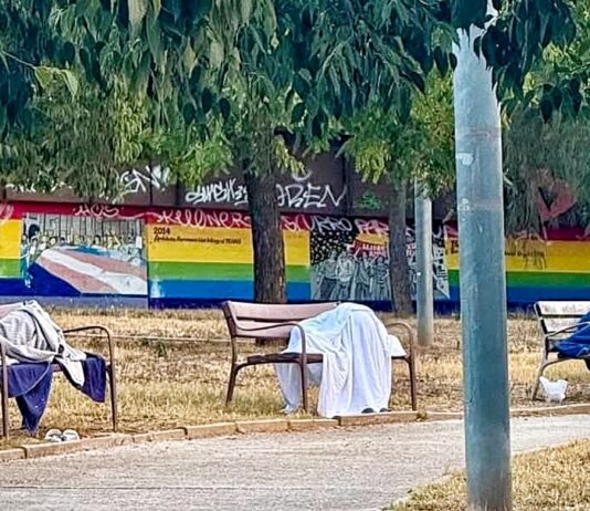 Un veí denuncia a xarxes que tres persones dormen al parc del riu Ripoll