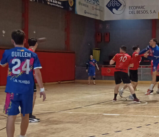 L’Handbol Ripollet frena el seu empenyiment en un duel d’alta tensió marcat per la controvèrsia arbitral (25-29)